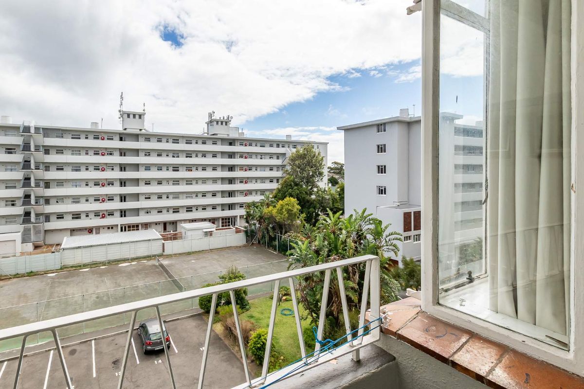 Lock up and go 2 Bed Apartment in the heart of Plumstead - Photo 4