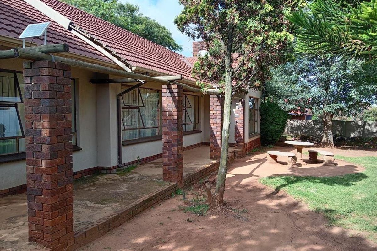 Large family home in an enclosed area - Photo 2
