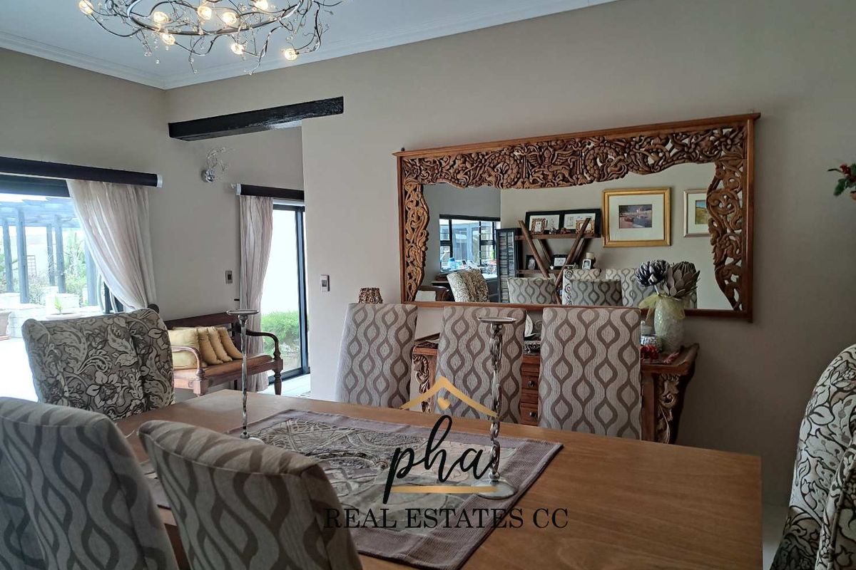Entertainer’s DREAM!!! Immaculate 3 bedroom family home with swimming pool for sale in Walvis Bay - Photo 5