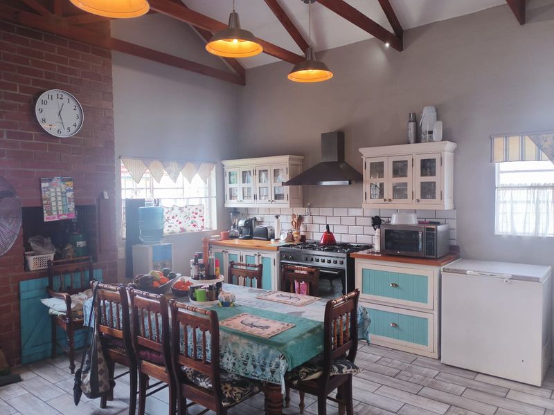 3 Bedroom home with 3 garages - Photo 7