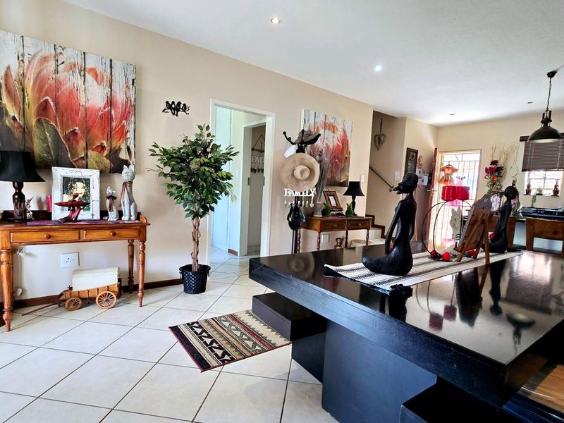 MODERN 4 BEDROOM TOWNHOUSE IN MOOIKLOOF RIDGE - Photo 5