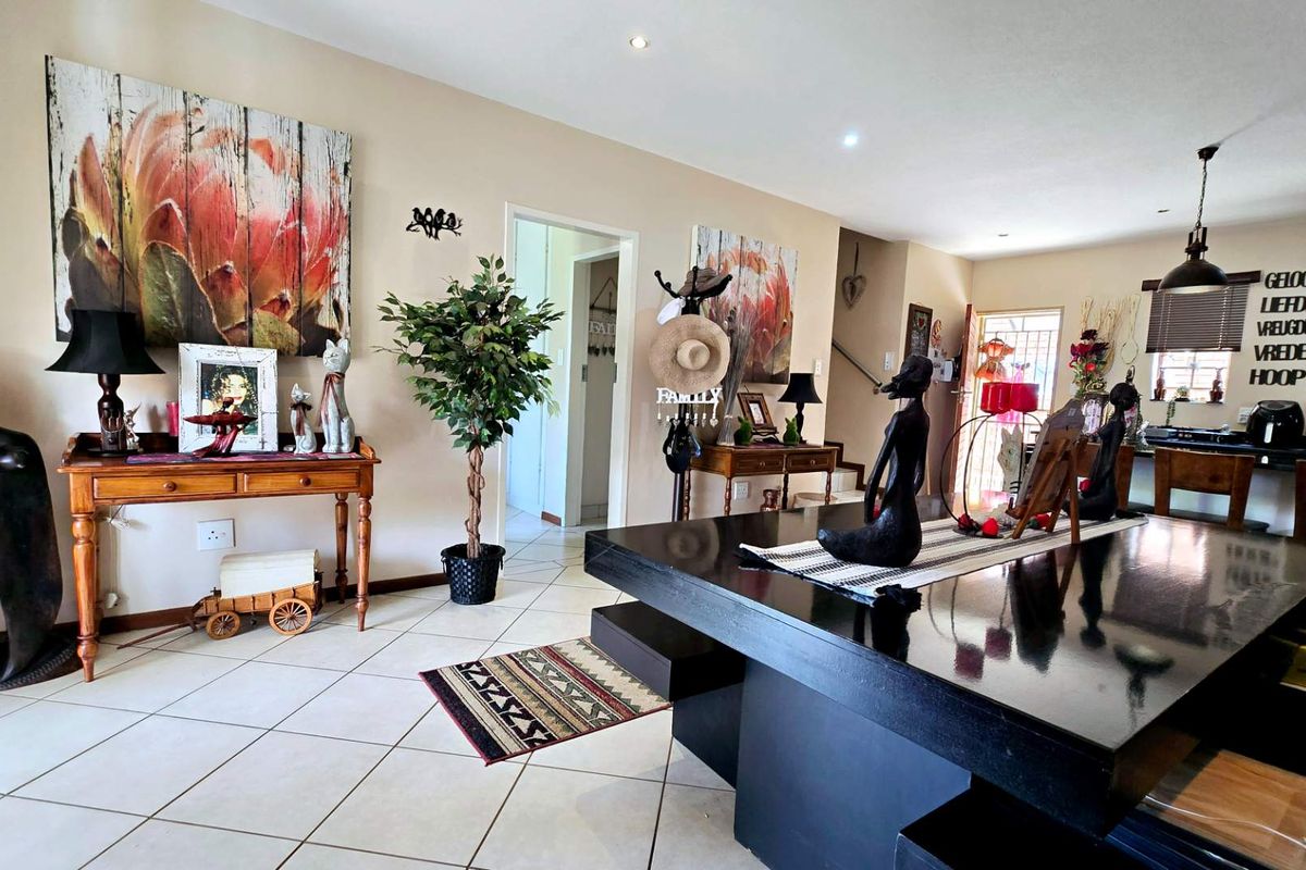MODERN 4 BEDROOM TOWNHOUSE IN MOOIKLOOF RIDGE - Photo 5