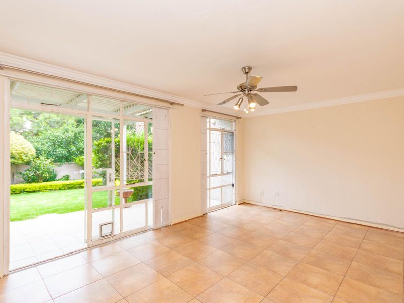 Stand Alone 3 Bed Duplex Townhouse in Bryanston with private garden and domestic quarters - Photo 5