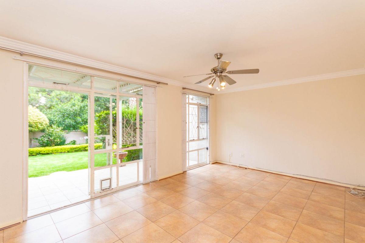 Stand Alone 3 Bed Duplex Townhouse in Bryanston with private garden and domestic quarters - Photo 5