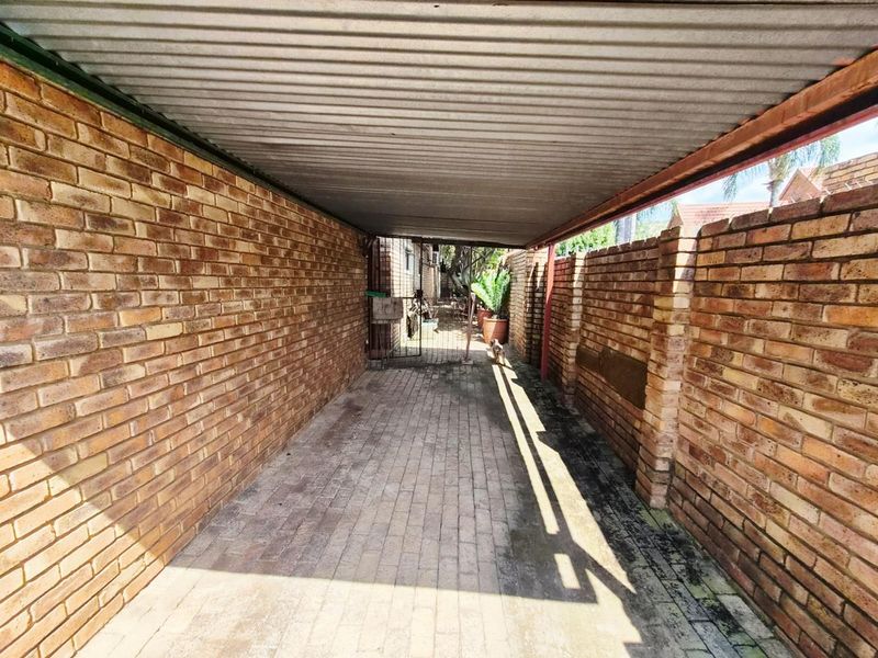 Spacious One-Bedroom Garden Cottage – Single Occupancy Only - Photo 8