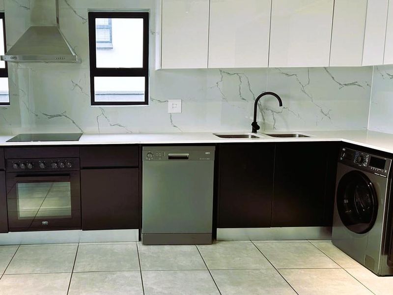 Penthouse -  Luxury Living, Elevated! Munyake Lifestyle - Photo 4