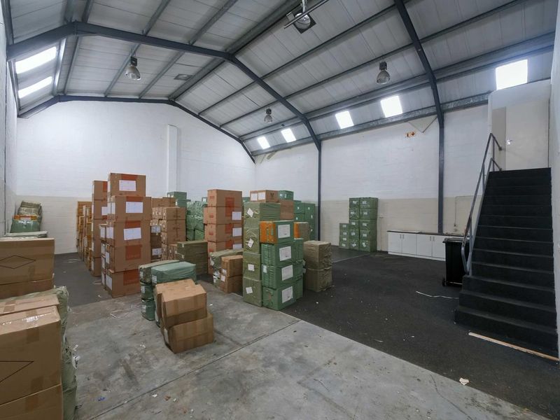Secure double volume warehouse/offices to let - Montague Gardens - Photo 2