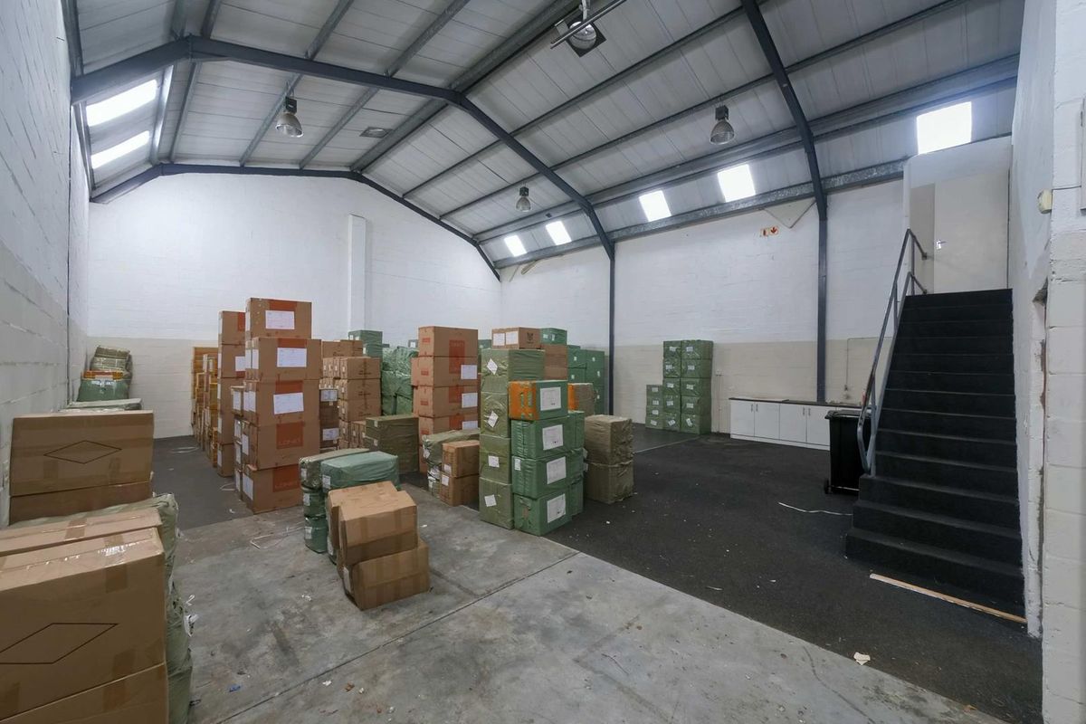 Secure double volume warehouse/offices to let - Montague Gardens - Photo 2