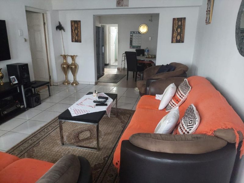 A Jump Ahead of the Market - Ideal Three Bedroom Starter Home - Photo 3