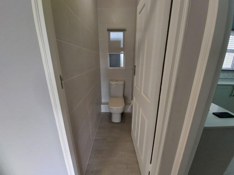 Unfurnished 2-Bedroom Apartment To Rent in Claremont - Photo 6