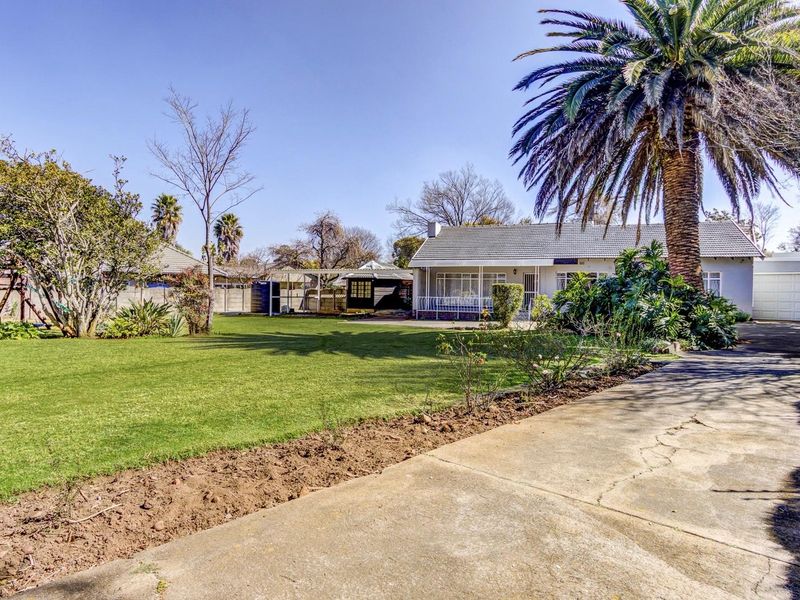 SUNNY FAMILY HOME WITH FULL SOLAR AND WATER BACK UP! - Photo 2