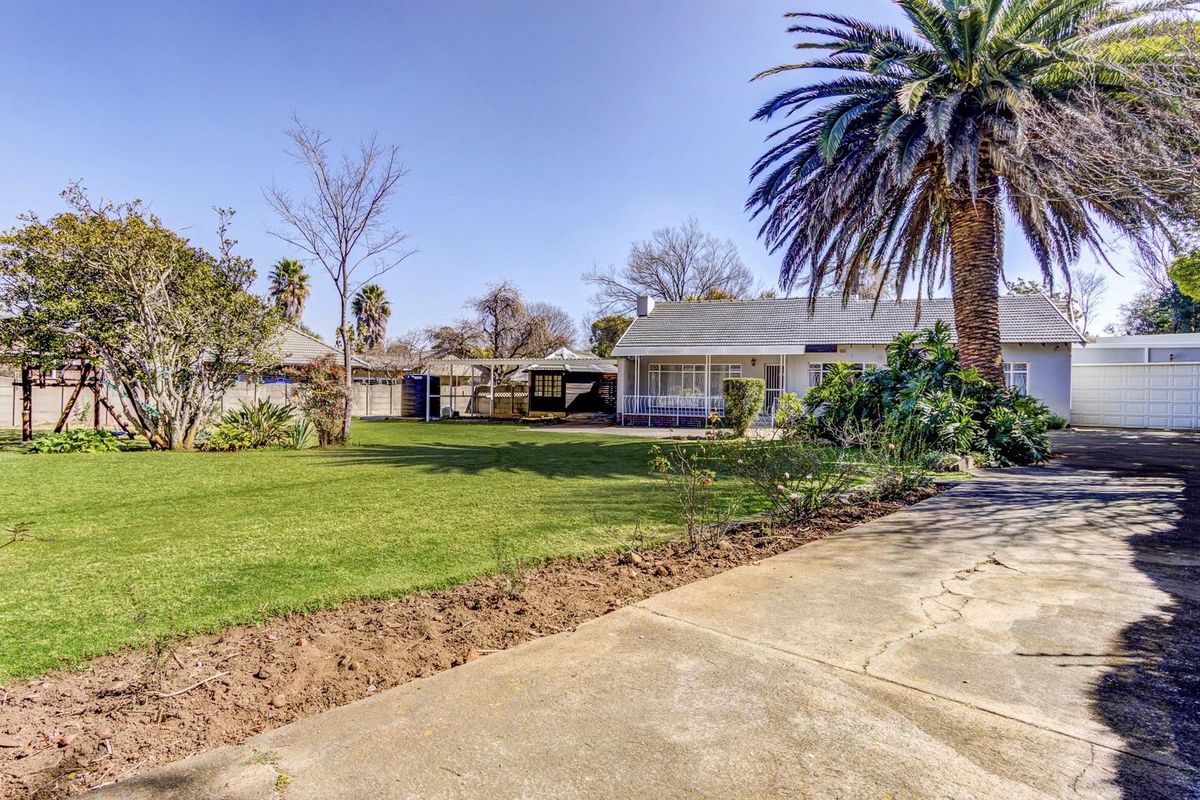 SUNNY FAMILY HOME WITH FULL SOLAR AND WATER BACK UP! - Photo 2