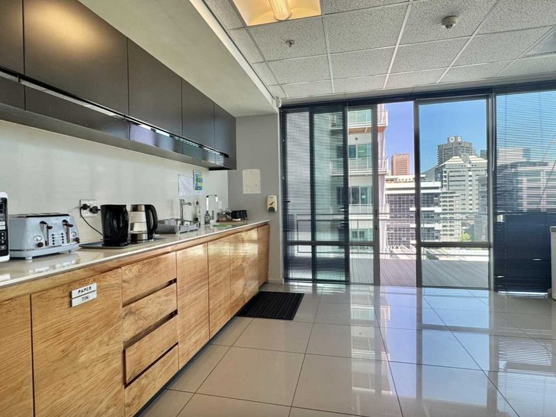 AAA-Grade 715m2 office to let on 10th floor of Convention Towers - Photo 2