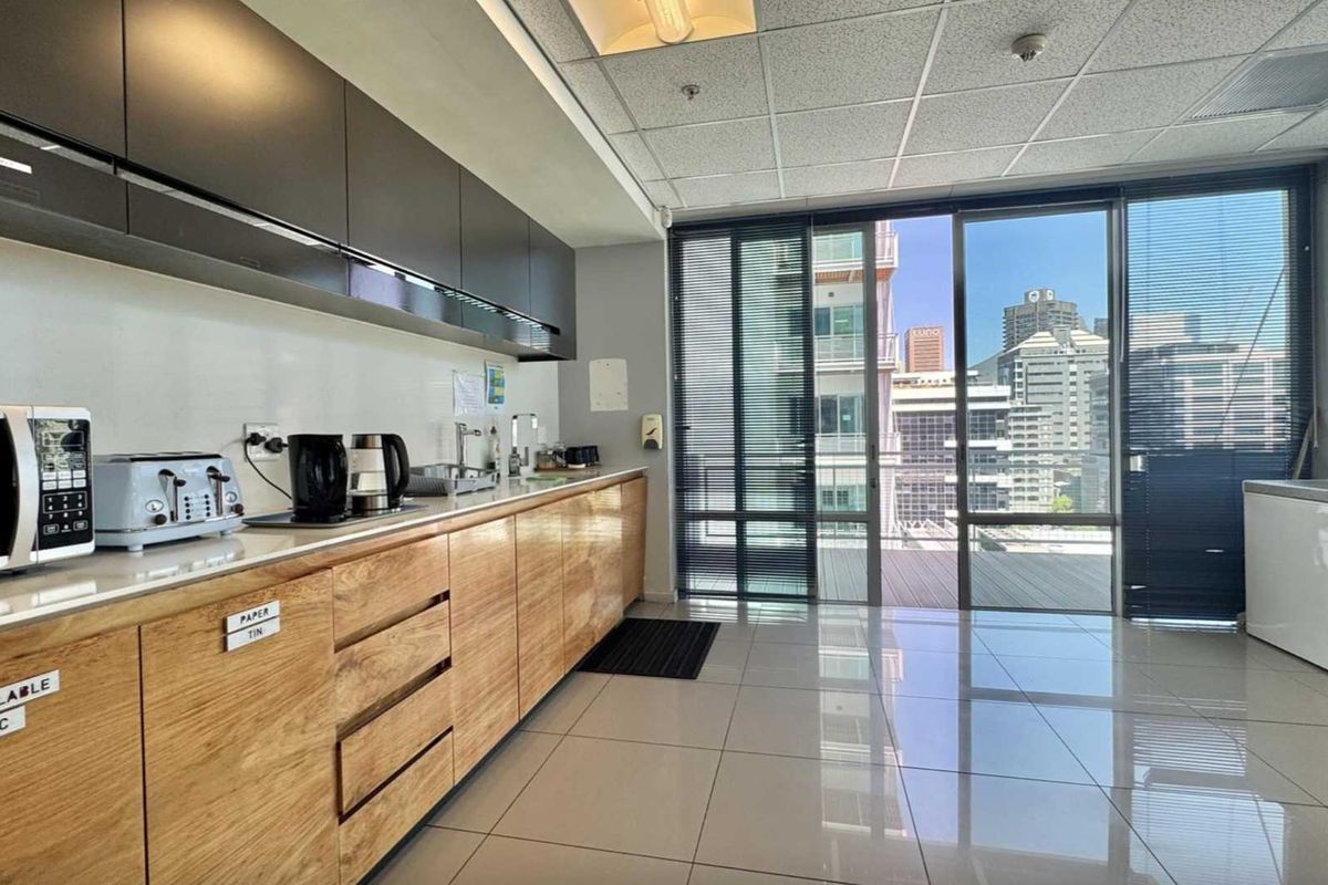 AAA-Grade 715m2 office to let on 10th floor of Convention Towers - Photo 2