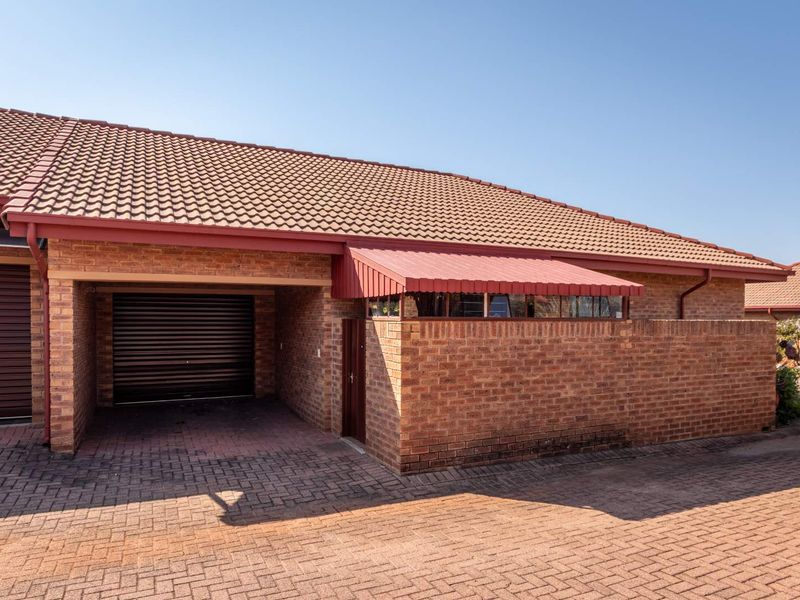 Charming Retirement Living - Photo 2