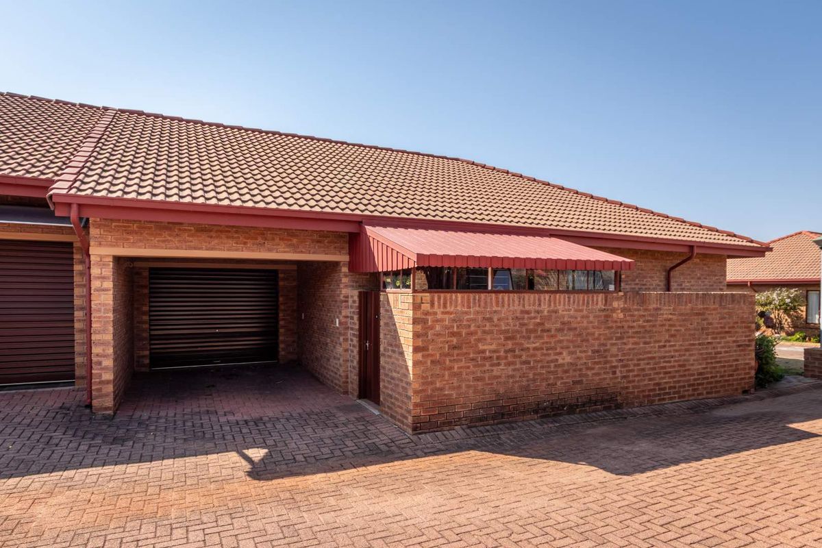 Charming Retirement Living - Photo 2