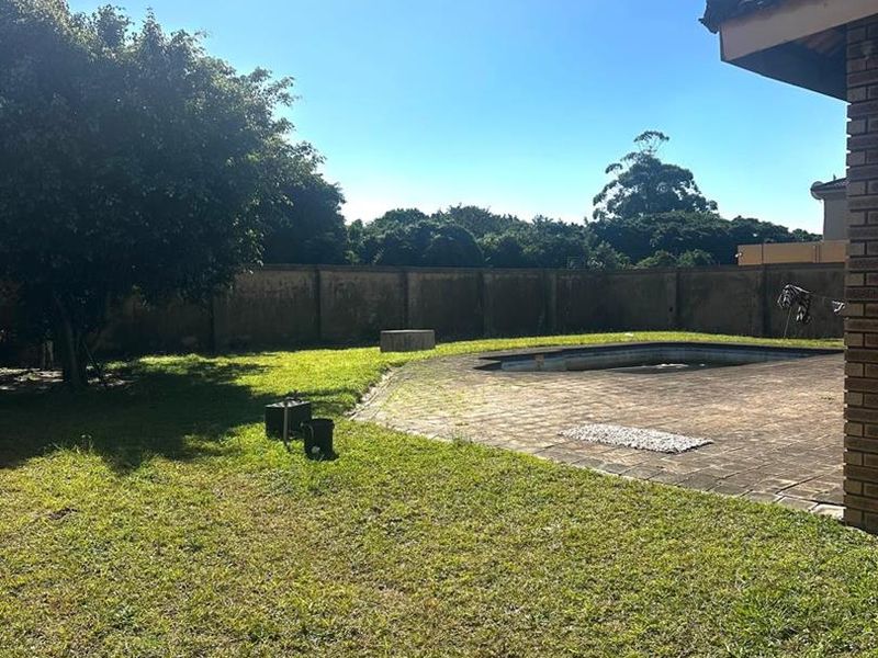 Spacious 3-Bedroom Family Home with Pool and Green Belt Views - Photo 10