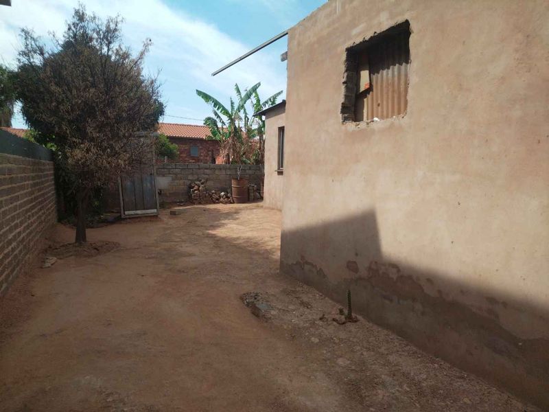 Vacant land with unfinished house for sale in Soshanguve South - Photo 3