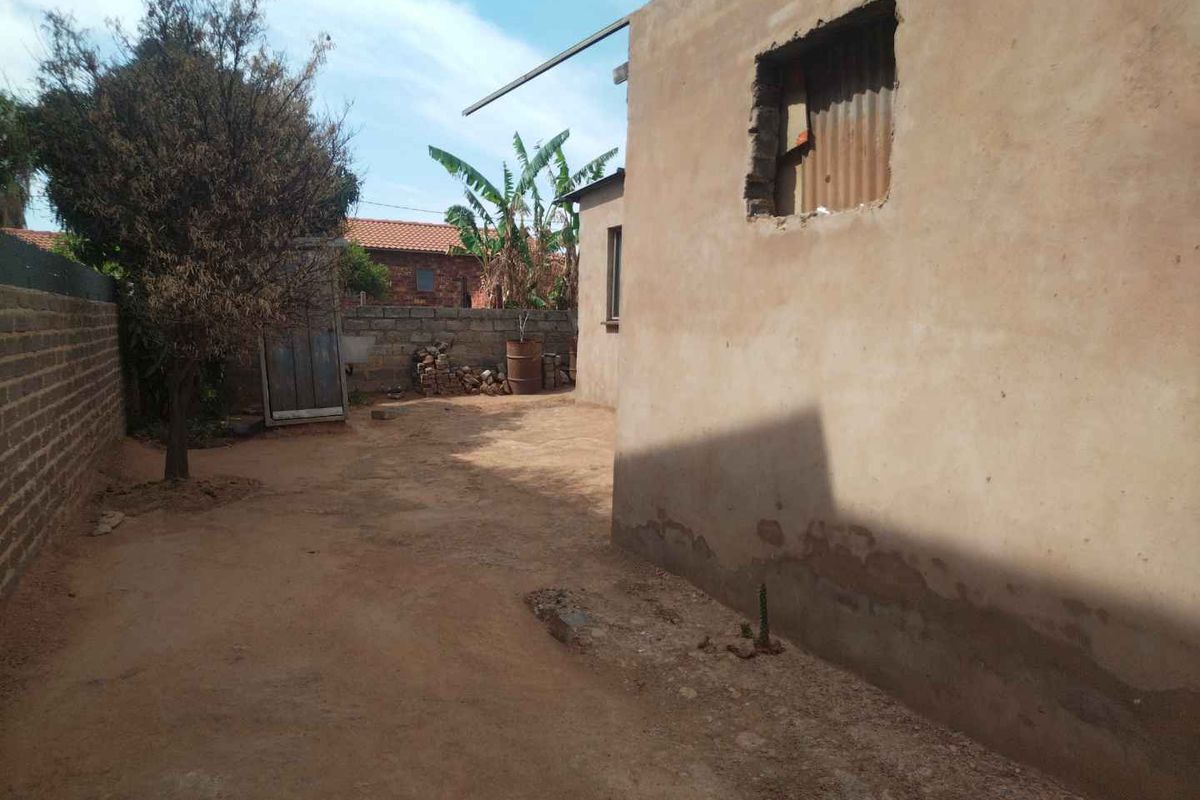 Vacant land with unfinished house for sale in Soshanguve South - Photo 3