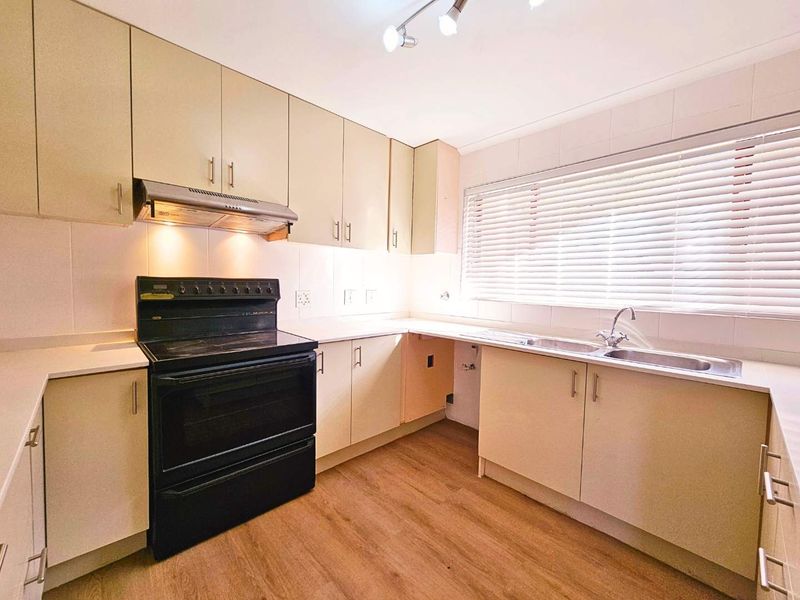 Elegant Family Home with Sweeping Sea Views in Sought-After Fish Hoek - Photo 2