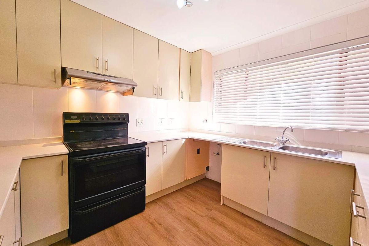 Elegant Family Home with Sweeping Sea Views in Sought-After Fish Hoek - Photo 2
