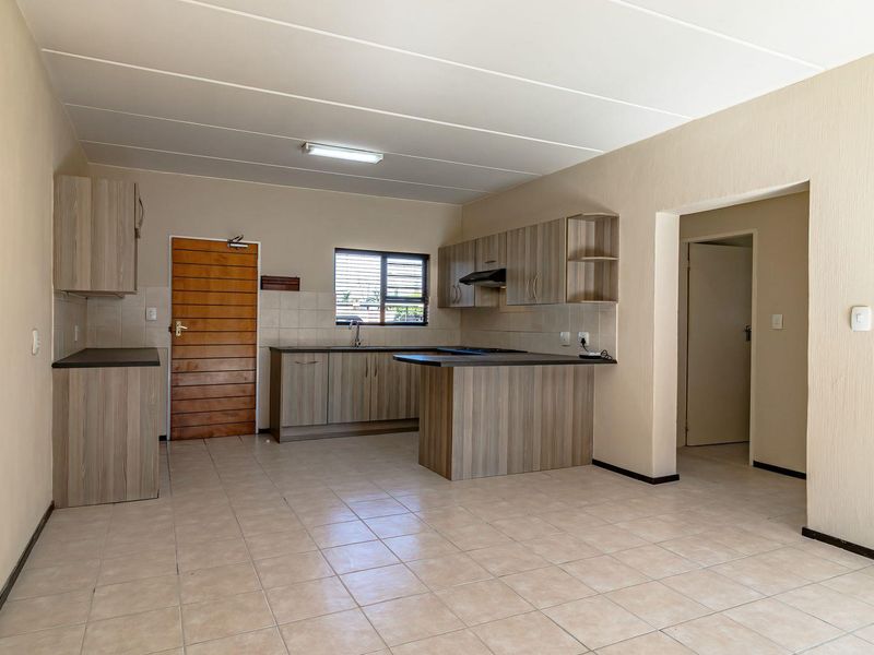 2 BEDROOM 2 BATHROOM APARTMENT WITH LOW LEVIES. - Photo 8