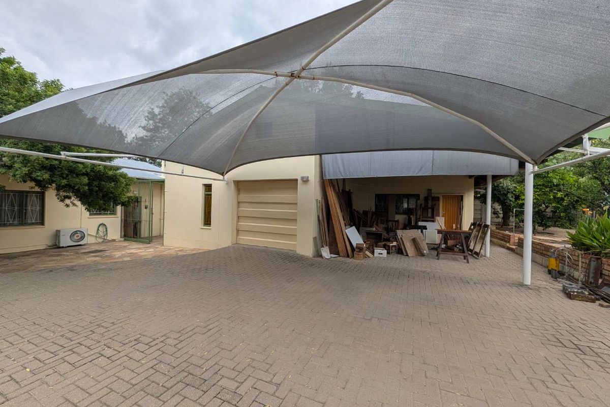 House for sale in Klein Windhoek -excellent for developers - Photo 5