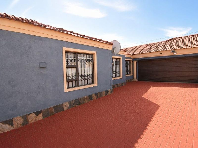 3 Bedroom, 2 Bathroom Home in Dawn Park - Photo 2