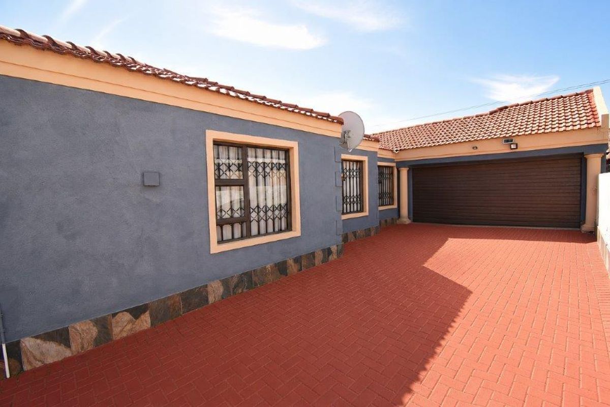 3 Bedroom, 2 Bathroom Home in Dawn Park - Photo 2