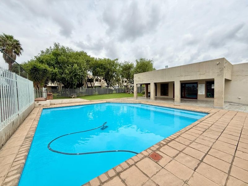 Townhouse For Sale in New Market, Alberton - Photo 2