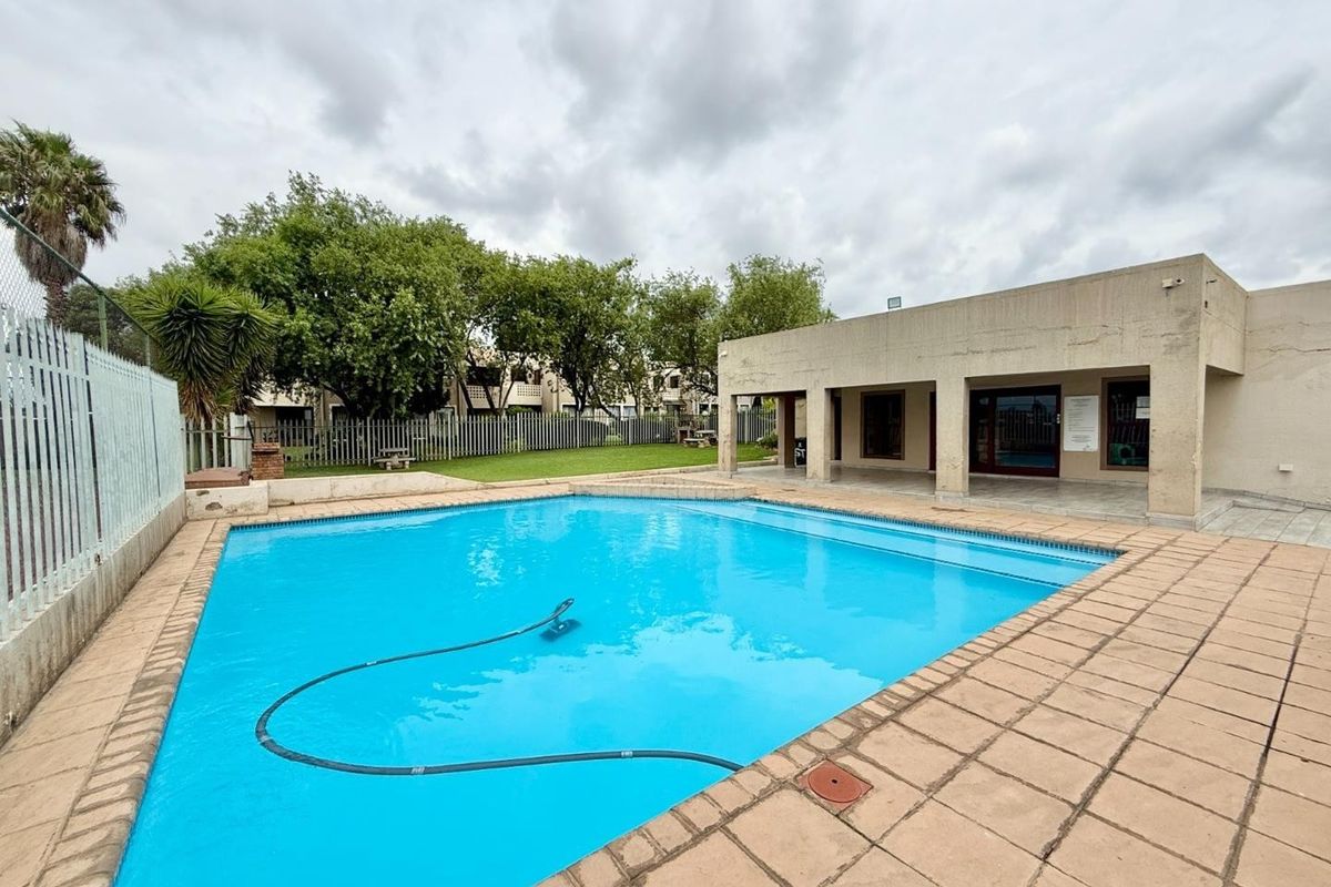 Townhouse For Sale in New Market, Alberton - Photo 2