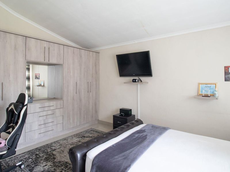 Charming 3-Bed Home with Income-Generating Flatlets! - Photo 7