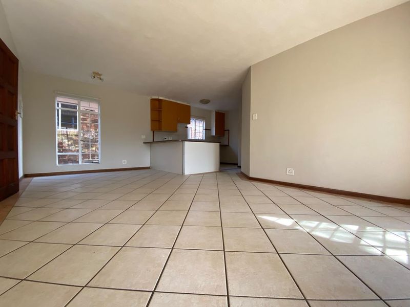 Charming 2-Bedroom Townhouse with Secure Parking & Garden - Photo 4