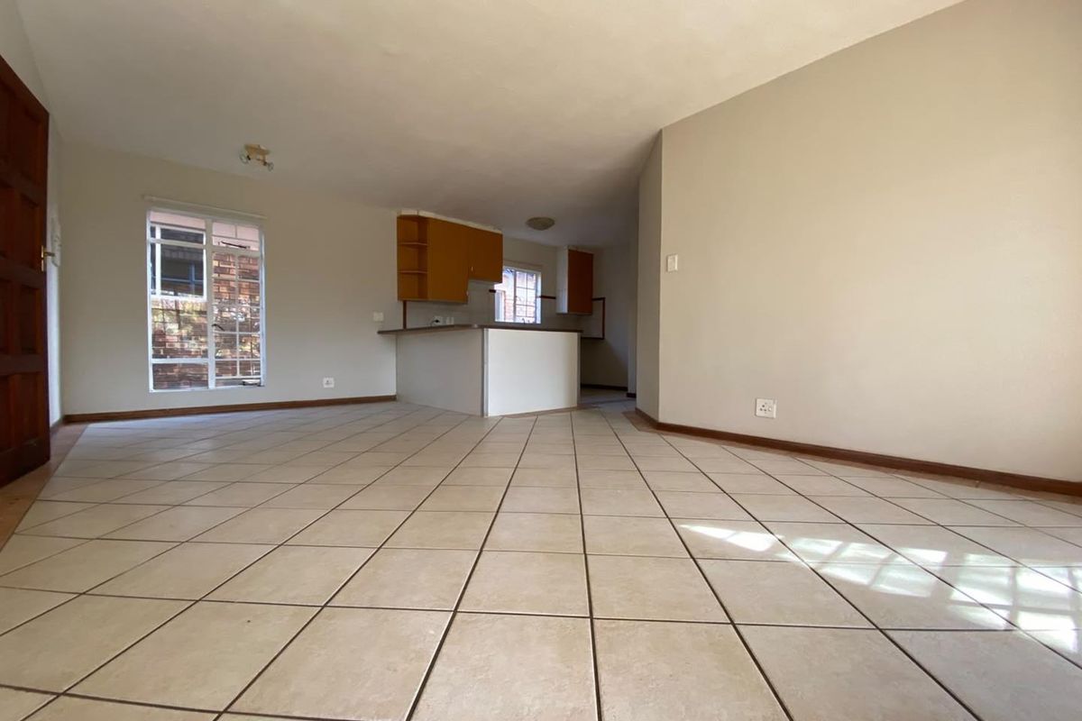 Charming 2-Bedroom Townhouse with Secure Parking & Garden - Photo 4