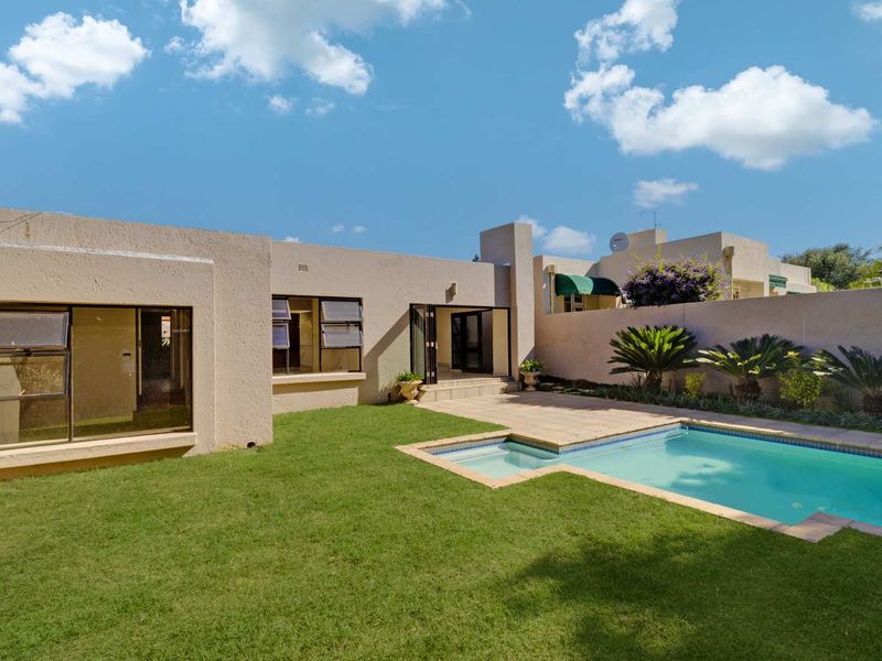Stylish 3-Bedroom Lock-Up-and-Go Home For Sale in Fourways Gardens - Photo 2