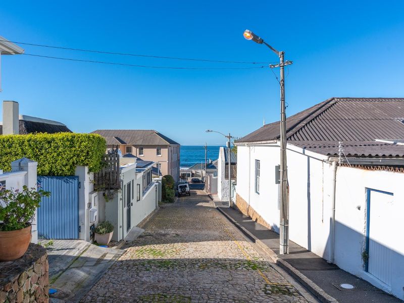 Elevated Coastal Charm with Unmatched False Bay Views for Rent Long Term - Photo 10