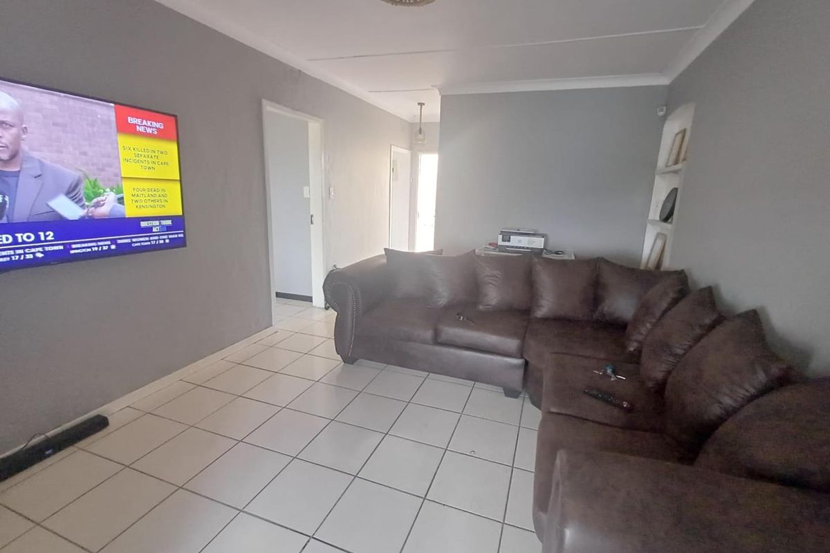 Top-Floor One-Bedroom Apartment with Balcony - Photo 5