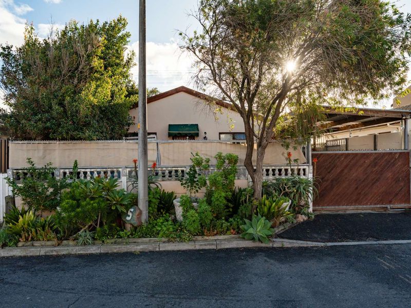 Charming 2 Bedroom Home with Pool in Southfield - Photo 2