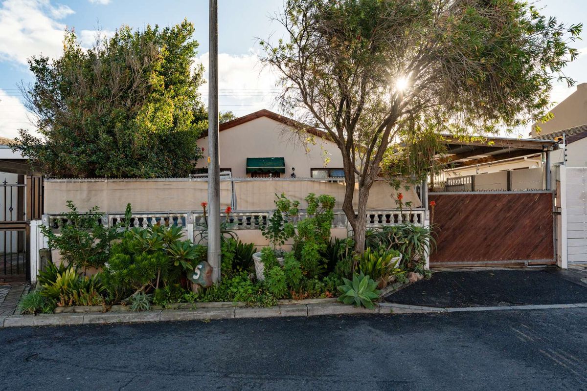 Charming 2 Bedroom Home with Pool in Southfield - Photo 2