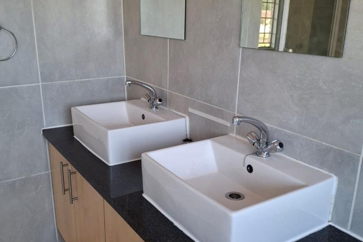 BEAUTIFUL 3 BEDROOM DUPLEX FOR SALE IN EQUESTRIA - Photo 3