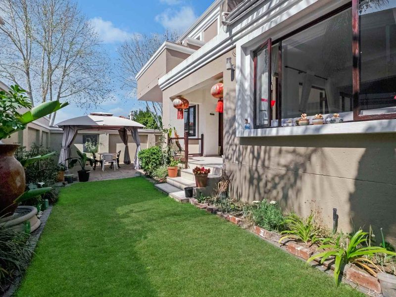 A BRIGHT AND SPACIOUS DOUBLE-STOREY DELIGHT IN A FABULOUS LOCATION - Photo 2