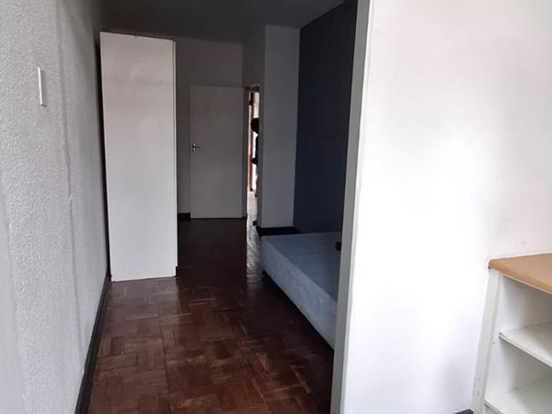 **Charming Shared 2-Bedroom Unit in Quiet Neighborhood – Ideal for Students** - Photo 10