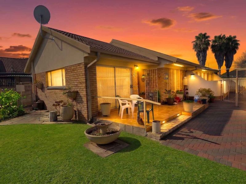 Breathtaking Twilight Charm: Your Perfect Family & Entertainer's Haven - Photo 2