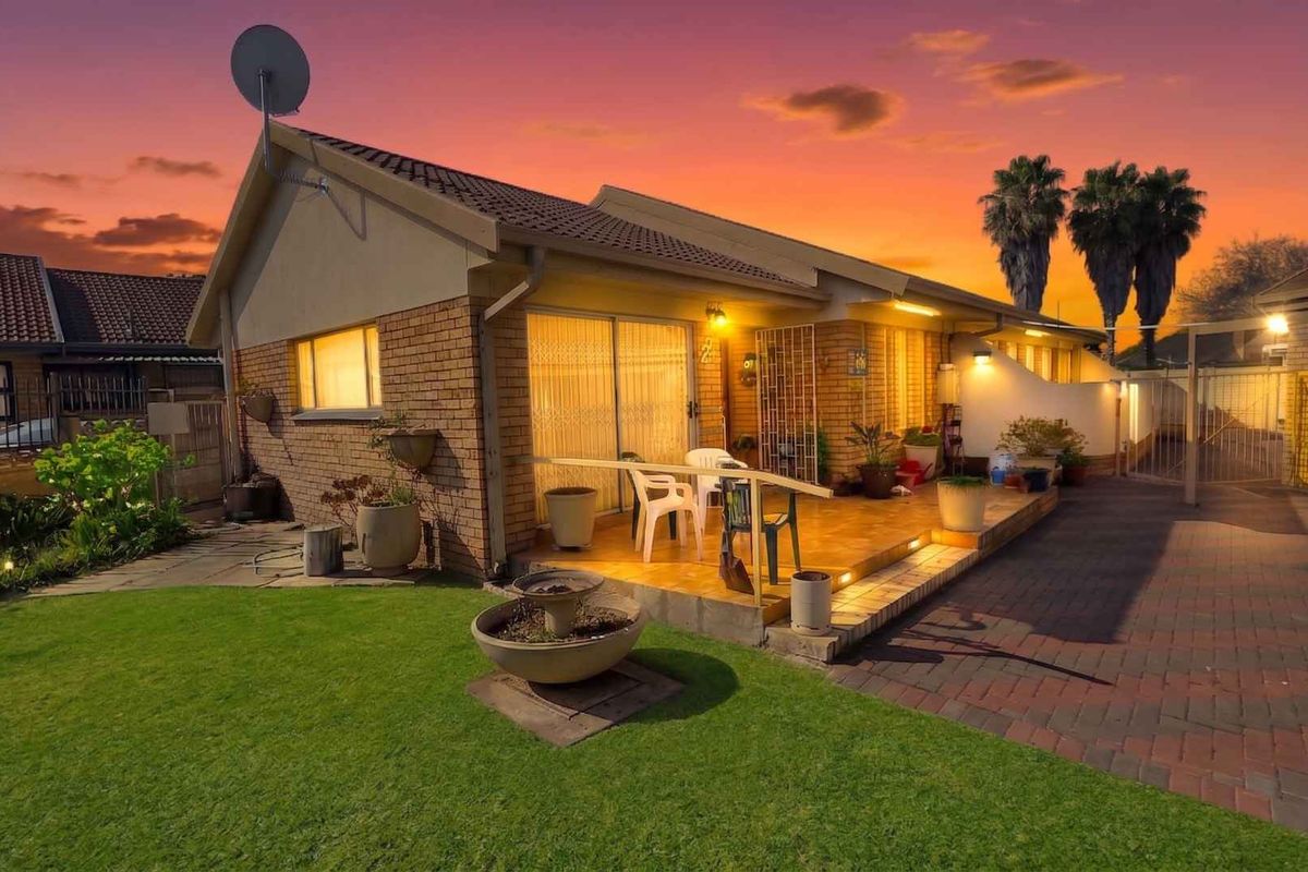 Breathtaking Twilight Charm: Your Perfect Family & Entertainer's Haven - Photo 2