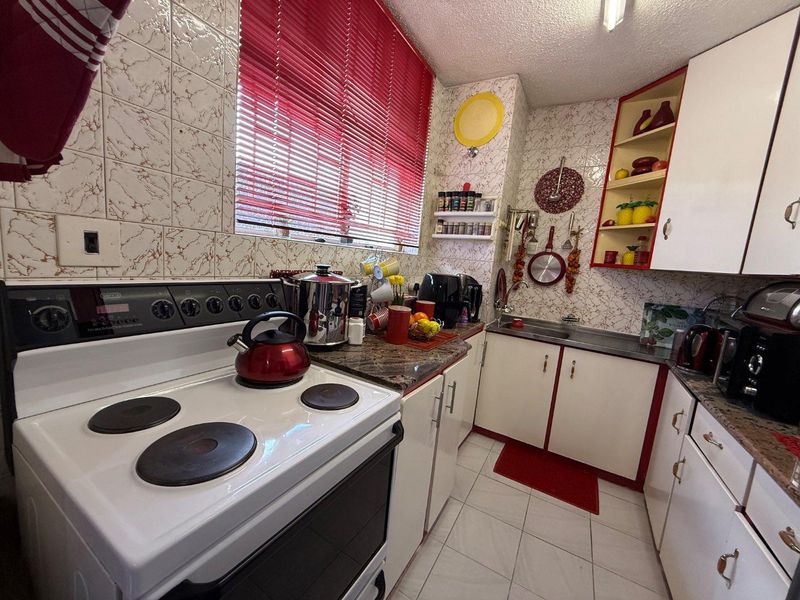 Spacious 3-Bedroom, 2-Bathroom Apartment With Beautiful Views - Photo 5