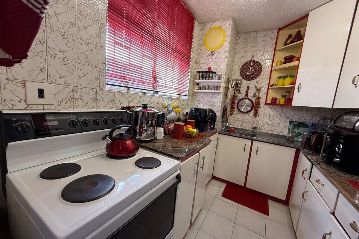 Spacious 3-Bedroom, 2-Bathroom Apartment With Beautiful Views - Photo 5