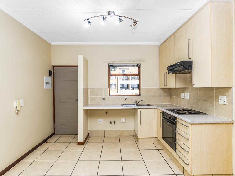 Charming 2 Bedroom Apartment in Secure Complex - Photo 4