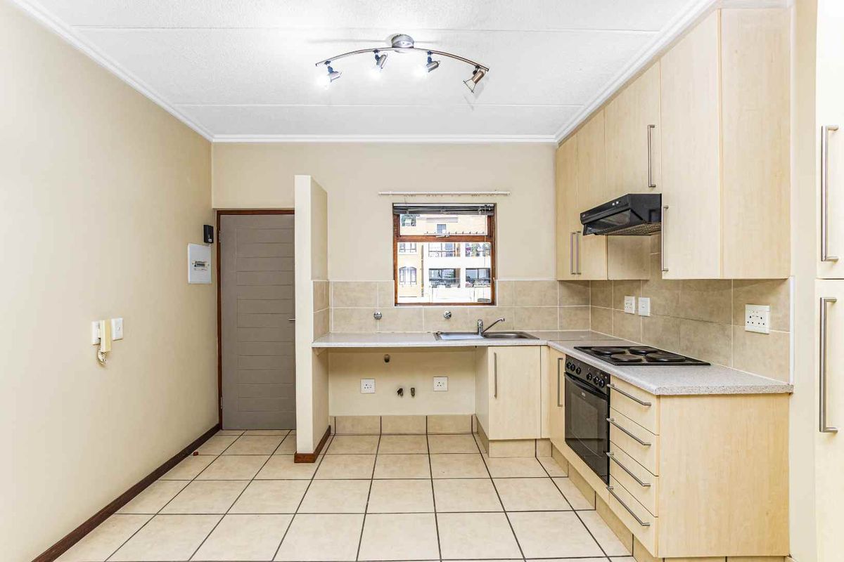 Charming 2 Bedroom Apartment in Secure Complex - Photo 4