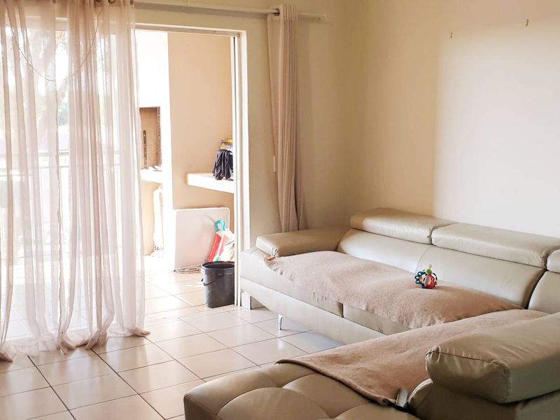 Charming Apartment Offering Comfortable Living - Photo 2