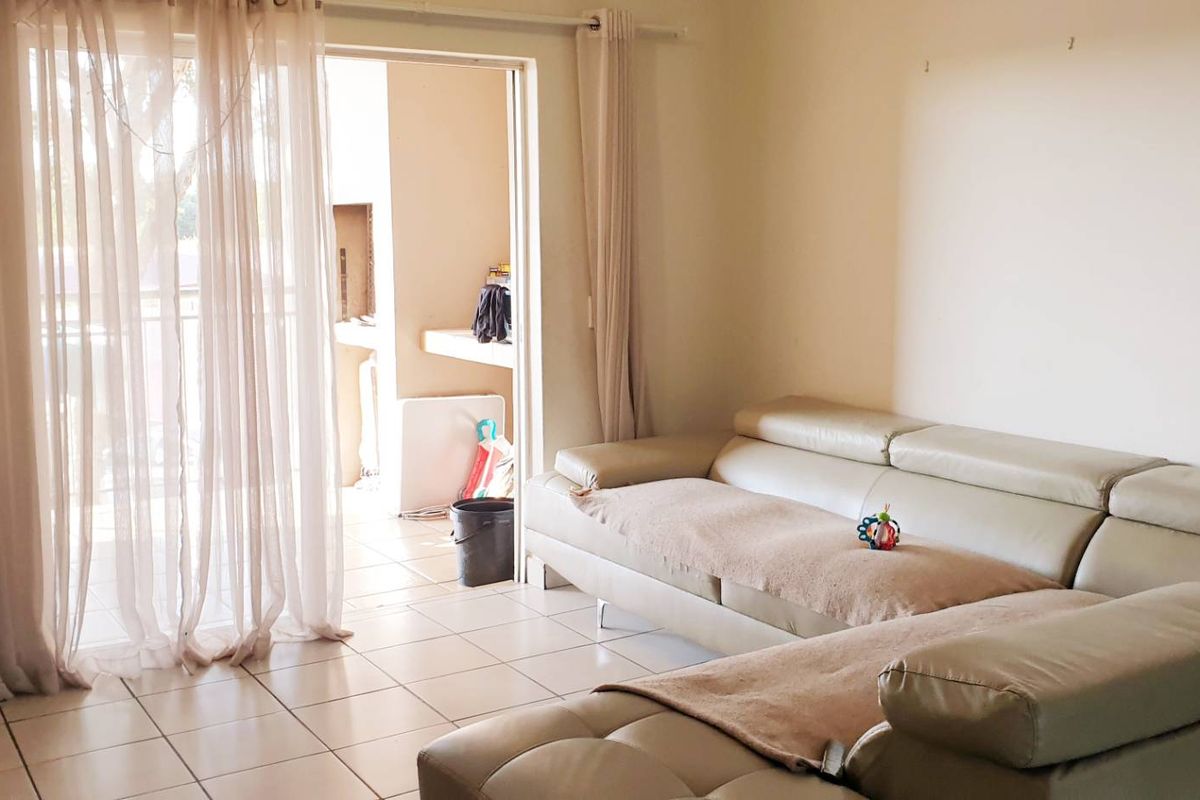 Charming Apartment Offering Comfortable Living - Photo 2